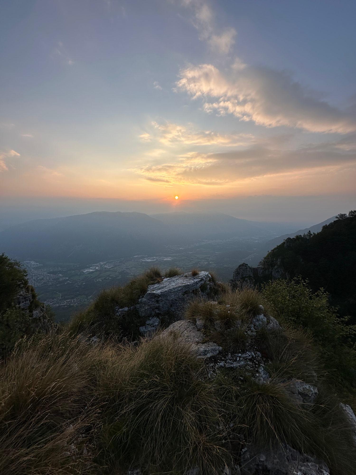 L'alba vista dalla cima della montagna
