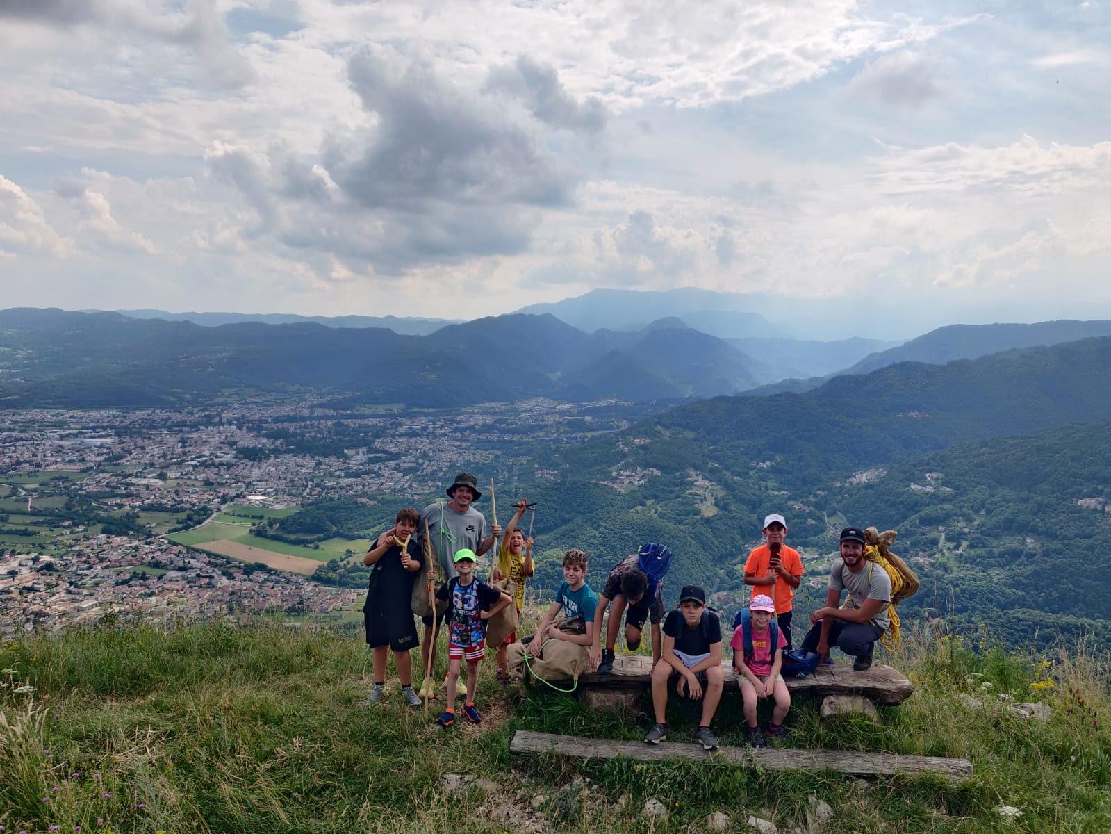 Un gruppo di ragazzi in posa sulla cima, con la vallata alle spalle