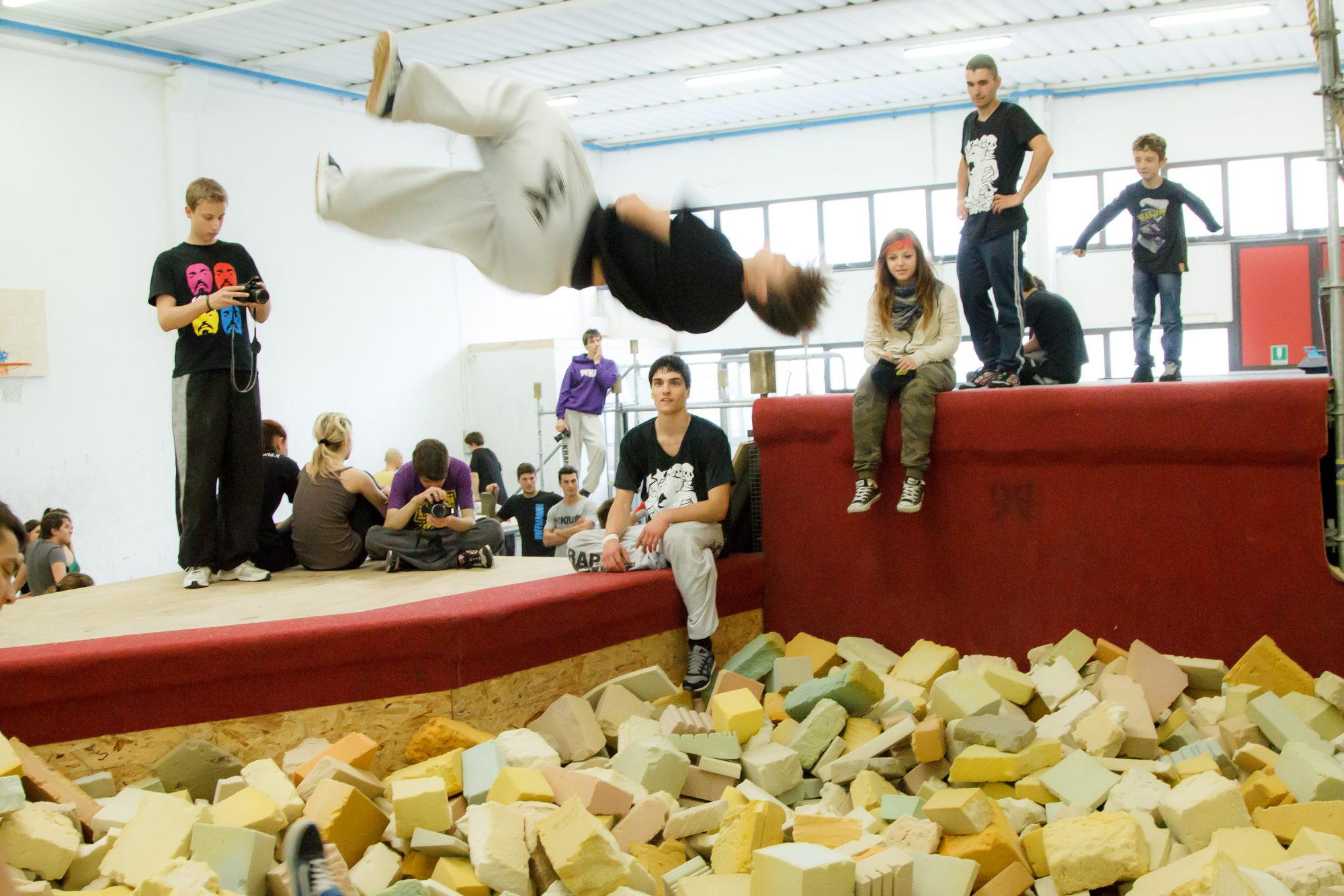 Un salto mortale che finisce nella fossa di spugne