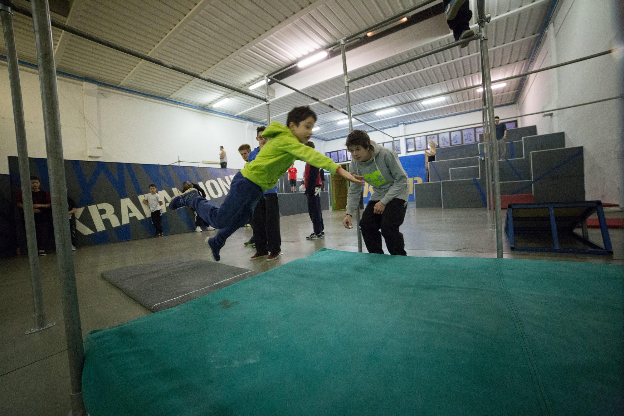 Doppio salto acrobatico davanti al logo Krapannone