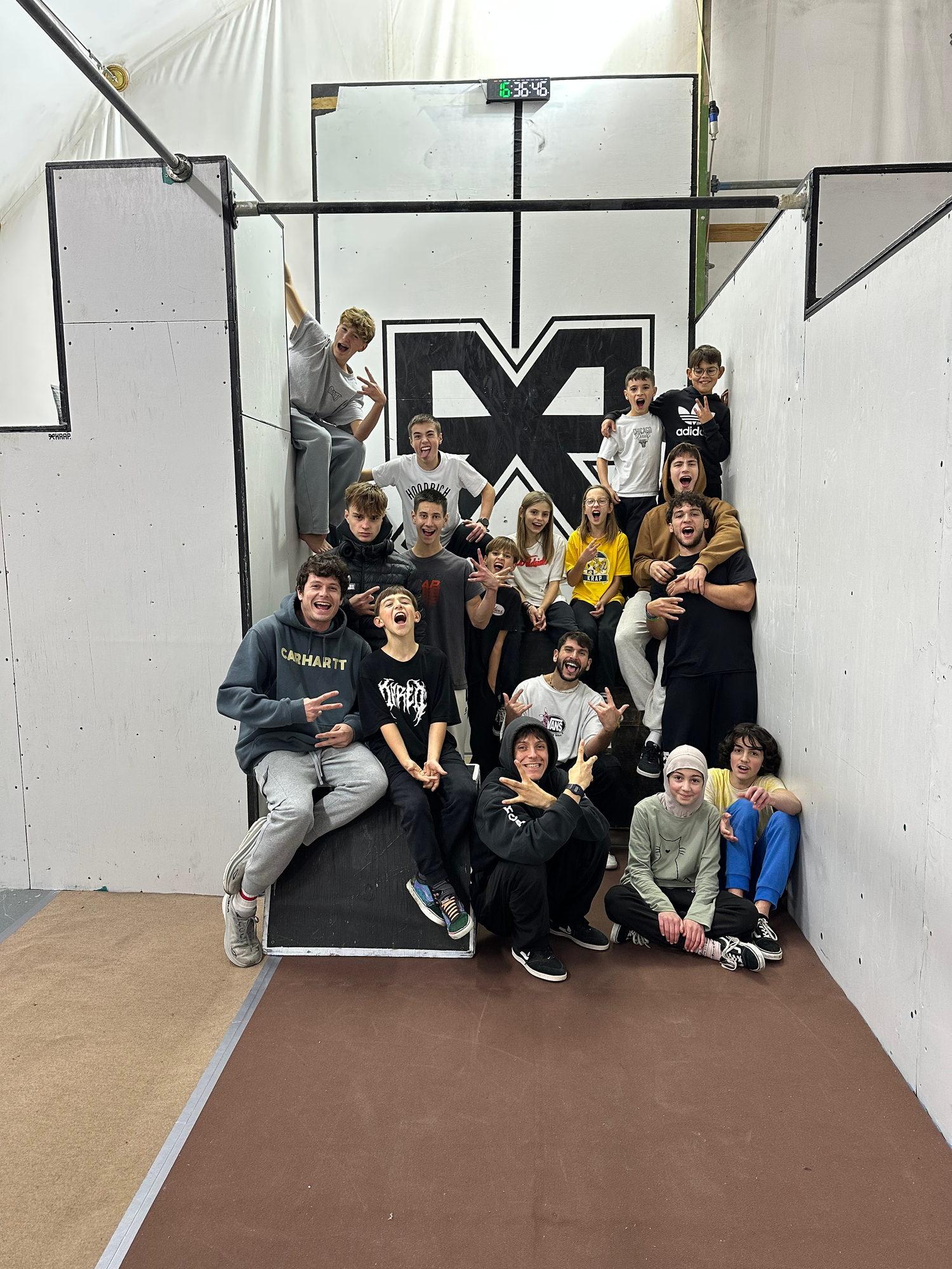 Foto di gruppo sulle scale, ragazzi sorridenti