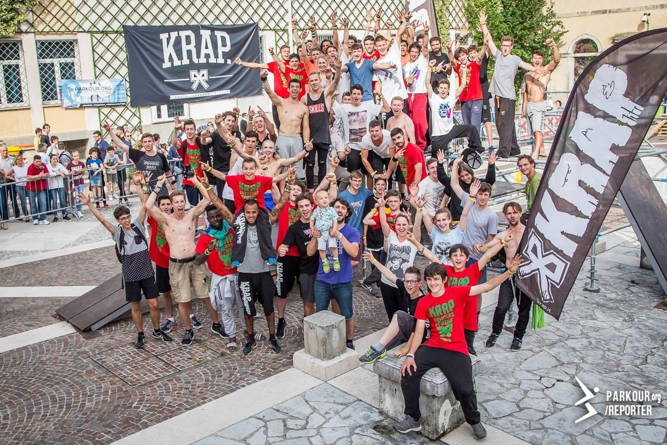 Folla festante attorno al banner KRAP in piazza