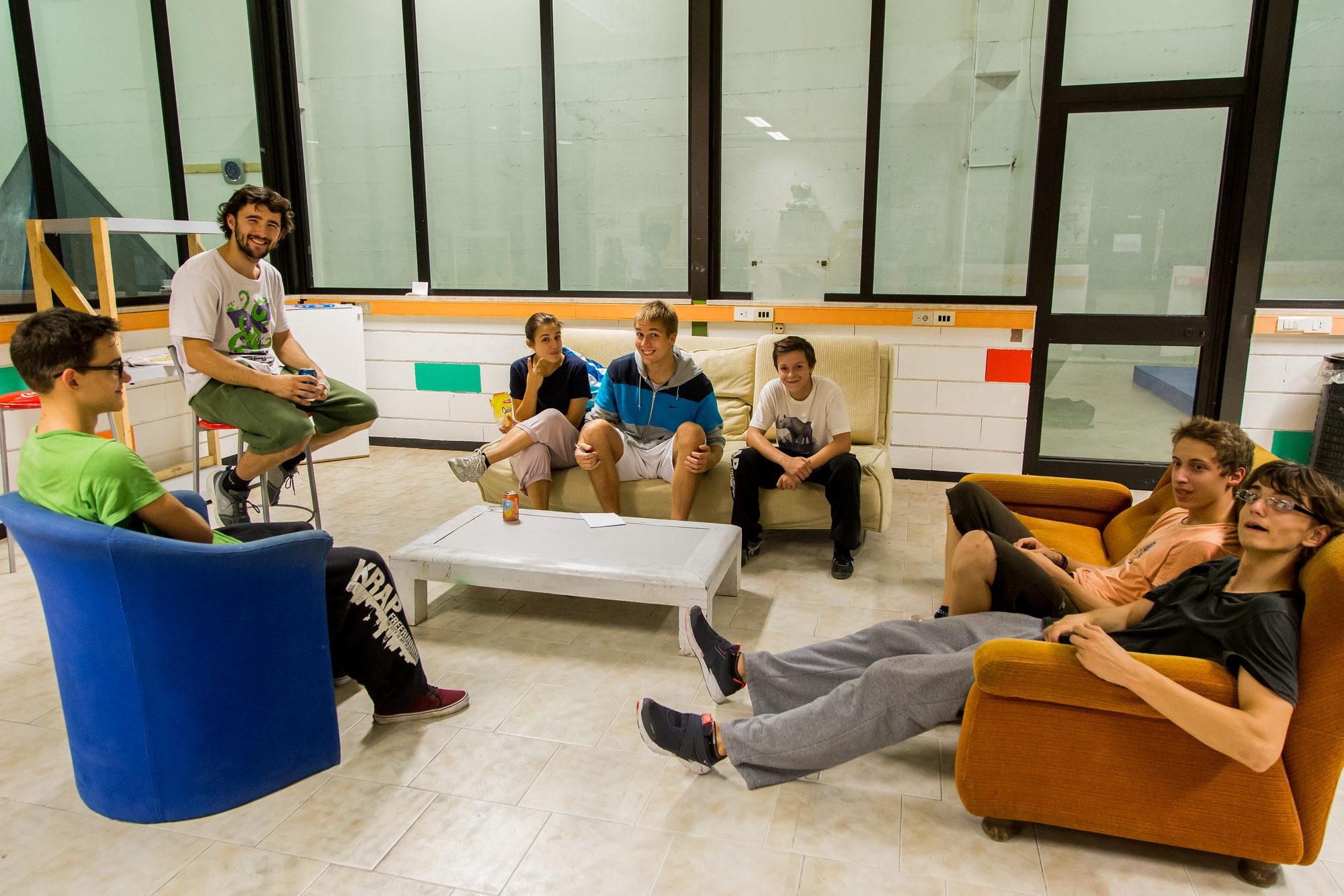 Un gruppo si riposa insieme nell'area relax della palestra