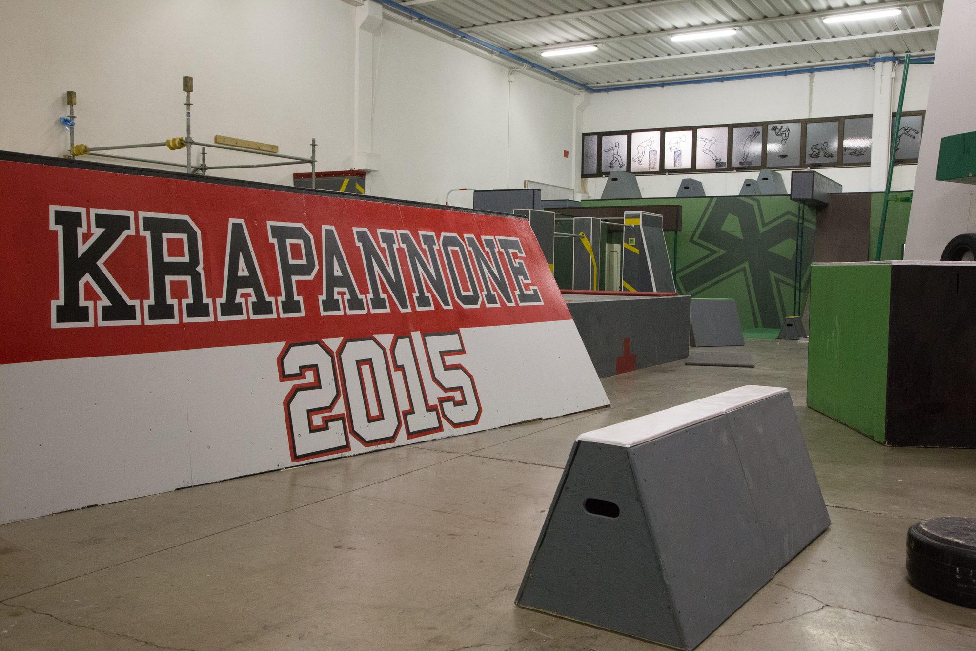 La scritta KRAPANNONE 2015 dipinta sulla parete della palestra
