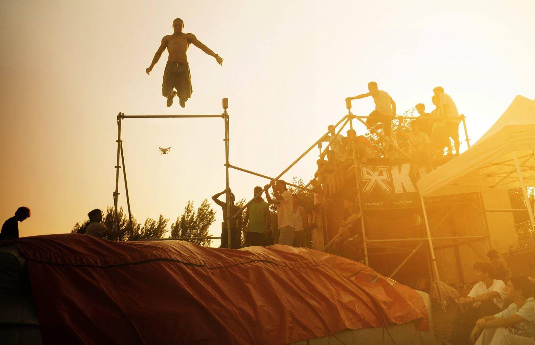 Silhouette di un trick alla sbarra sopra il bagjump, al tramonto