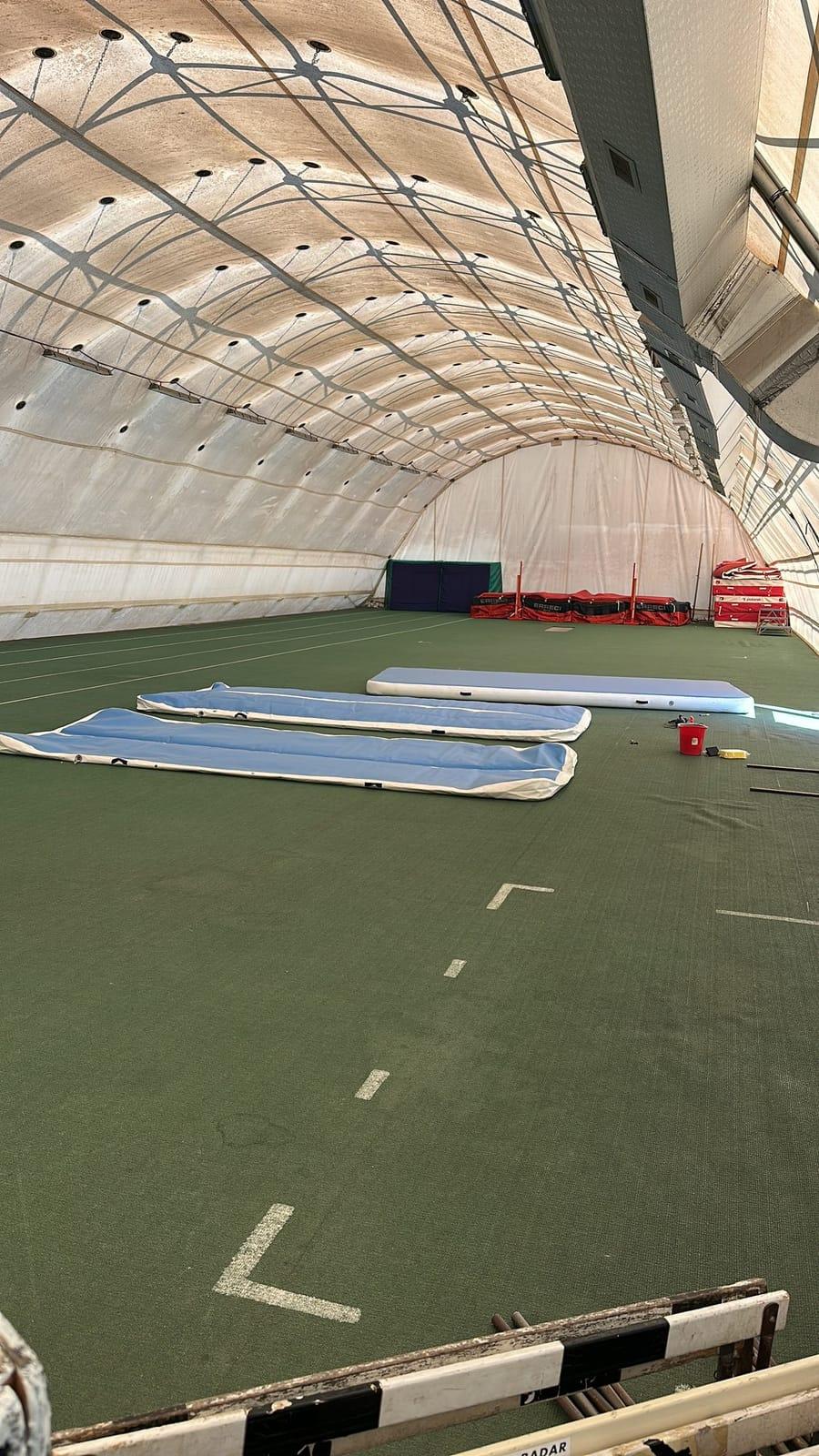 La pista verde con gli air track gonfiabili per l'acrobatica