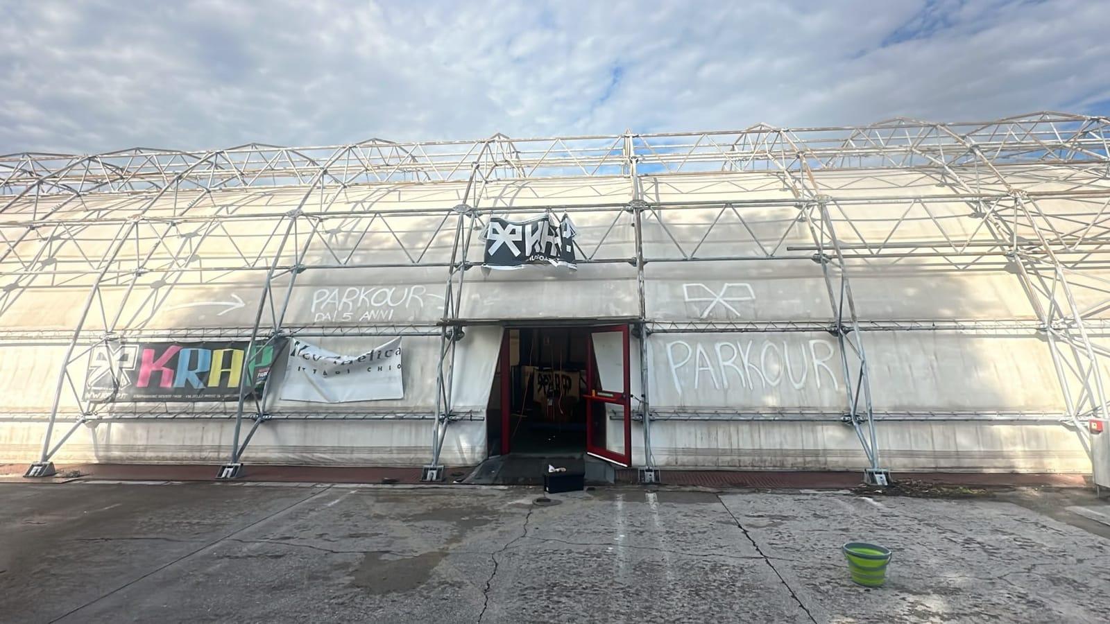 L'ingresso del Krapannone: la tensostruttura bianca con il logo KRAP sopra la porta