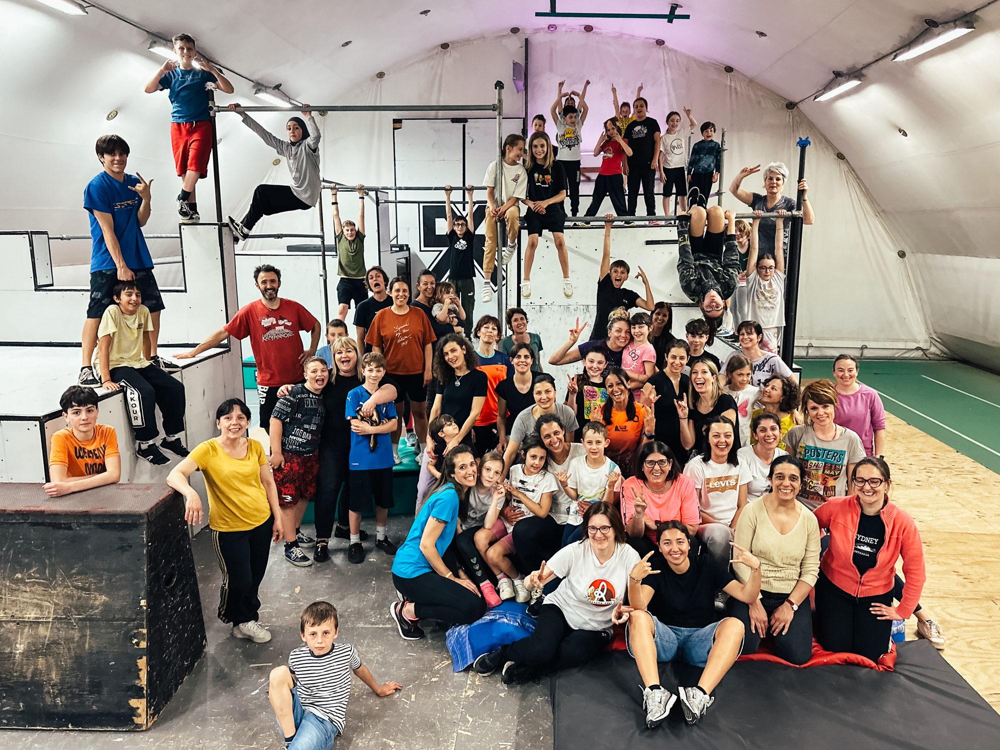 Una sessantina fra ragazzi, genitori e istruttori in posa in palestra