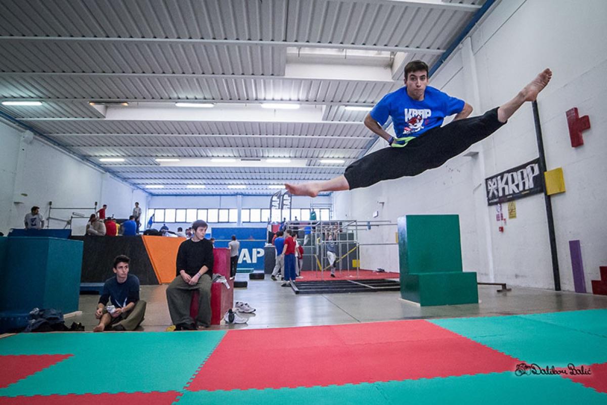 Allenamento acrobatico nelle palestre KRAP
