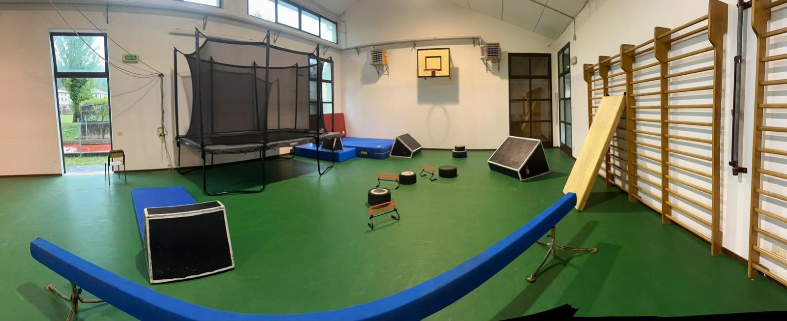 La palestra di Valle San Floriano vista per intero: il trampolino nuovo, il percorso di ostacoli, la trave e le spalliere