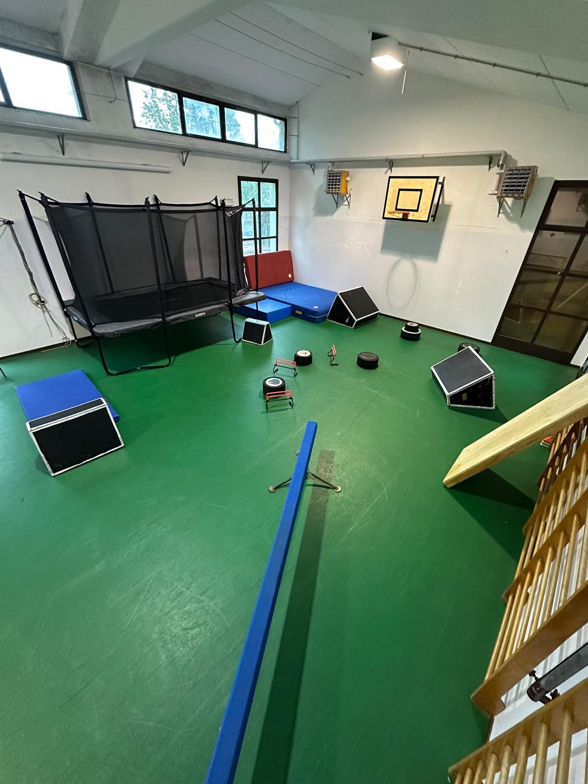 Il trampolino nuovo con i materassi di atterraggio, e davanti il percorso di plinti e gomme