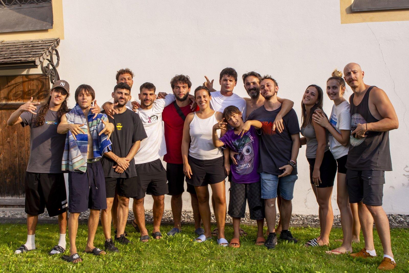 Il team KRAP al completo nella luce del tramonto