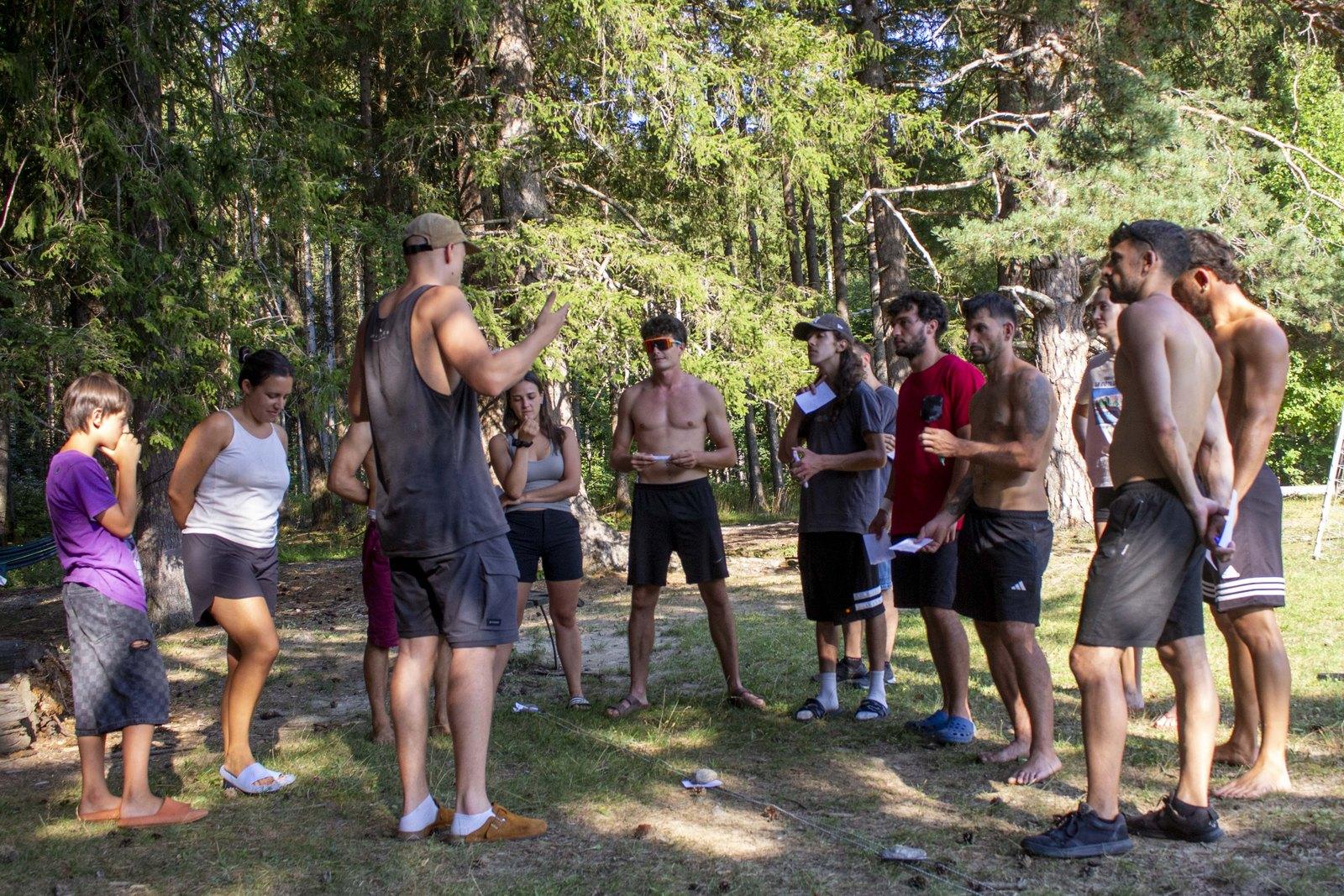 Parte del team riunita in cerchio nel bosco